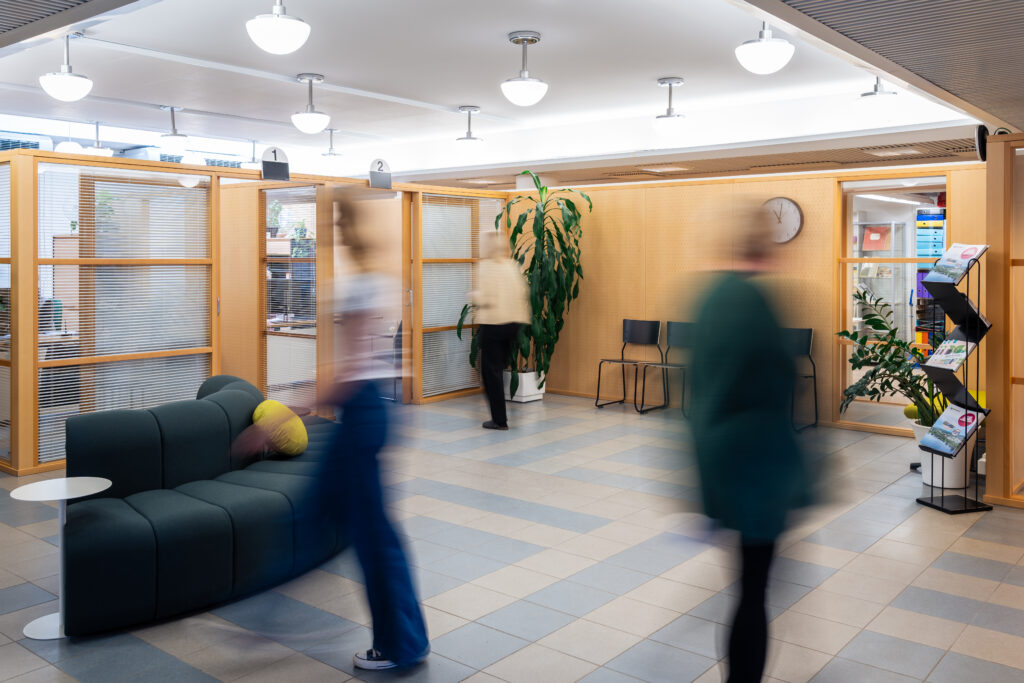 Ihmisiä asiakaspalvelussa