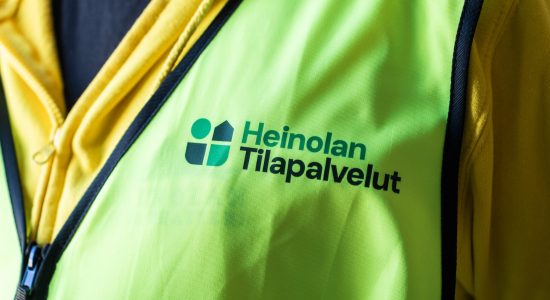 mies huomioliivissä