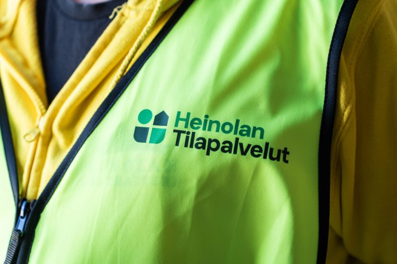 mies huomioliivissä