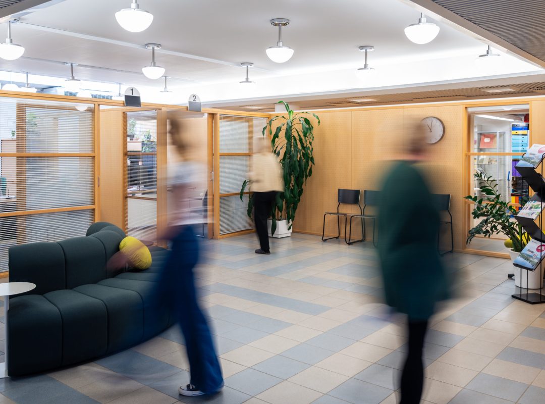 Ihmisiä asiakaspalvelussa