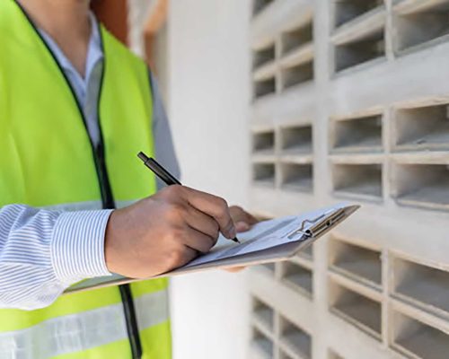 ihminen töissä huomioliivi päällä